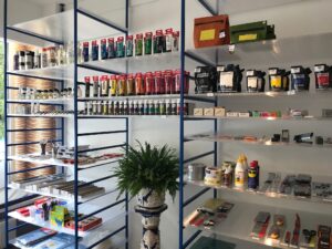 Kalamaja uus paberipood KAPA näitab noort Eesti kunsti ja varustab kunstitarvetega