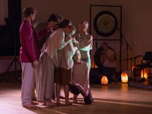 Eesti-, inglise-, vene- ja viipekeelne tantsulavastus vajadustest