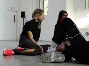 Young Girl Reading Group ARSi majas