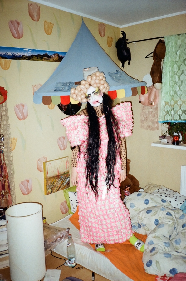 Riidekapp: Kris Lemsalu