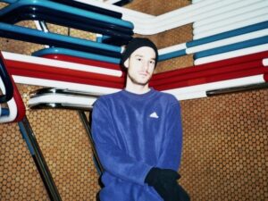 Club Felicity, „Pinky-Swear” ja identiteediloome stuudiopraktika