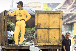 „Teeme ära!” – kärbsed, sitt ja olelusvõitlus. Katkend Berit Renseri raamatust „Minu Indoneesia”