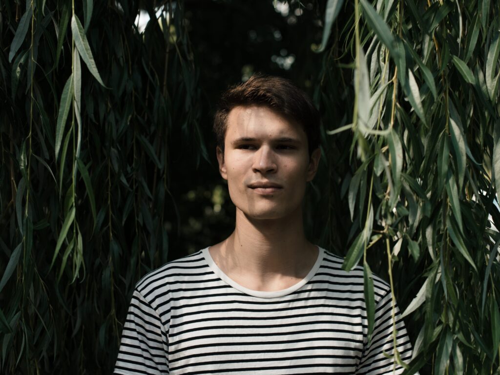 Vürtsil astub plaadimängijate taha Alex.Do