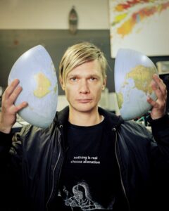 Voolamise ja segunemise seisund. Intervjuu Kiwaga