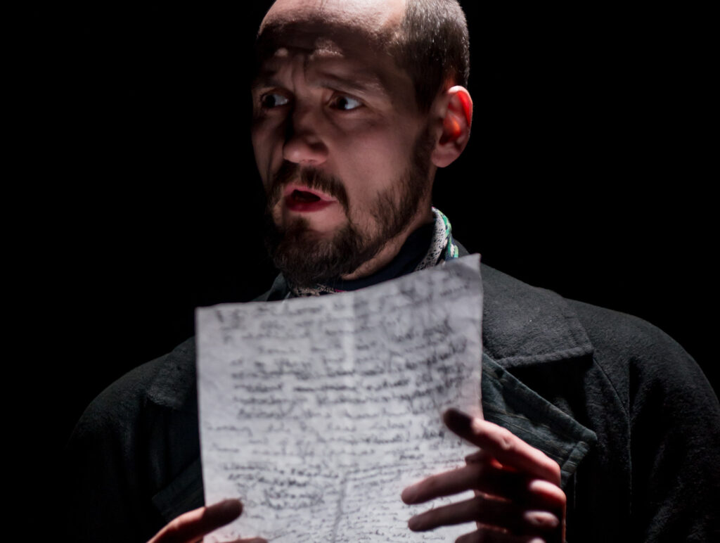 Tartus etendub „Mees, kes ei mahu kivile”