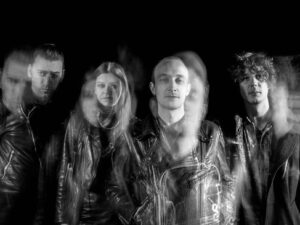 Sveta Baaris astub üles briti post-punk bänd The Underground Youth