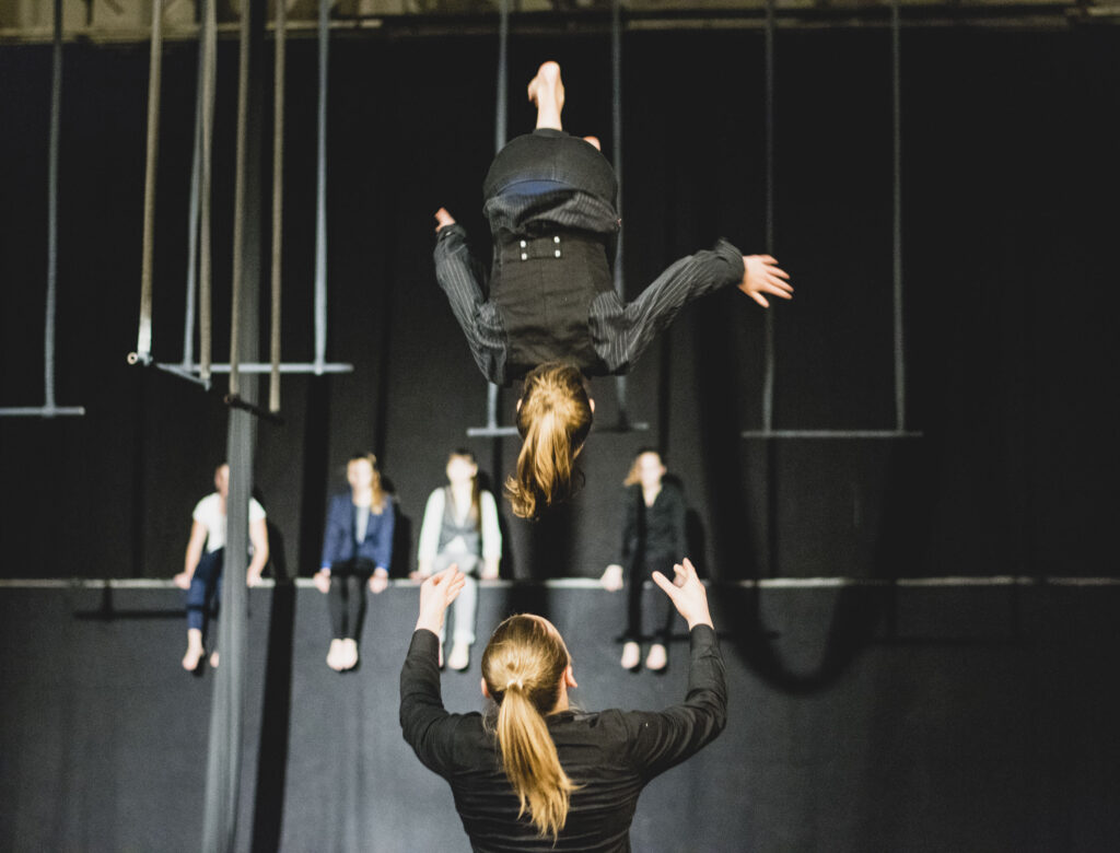 Täna etendub Tallinnas OMAtsirkuse lavastus „Mina! Mina! Mina!”