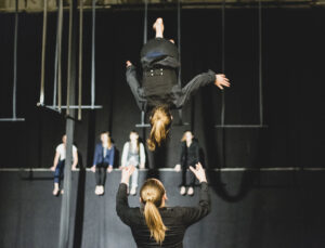 Täna etendub Tallinnas OMAtsirkuse lavastus „Mina! Mina! Mina!”