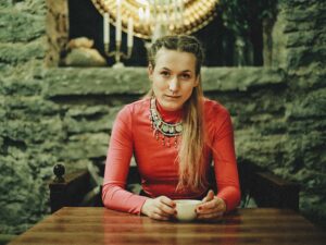 Võõbates argipäeva lapsepõlvevärvidega. Intervjuu Pille Laiakasega