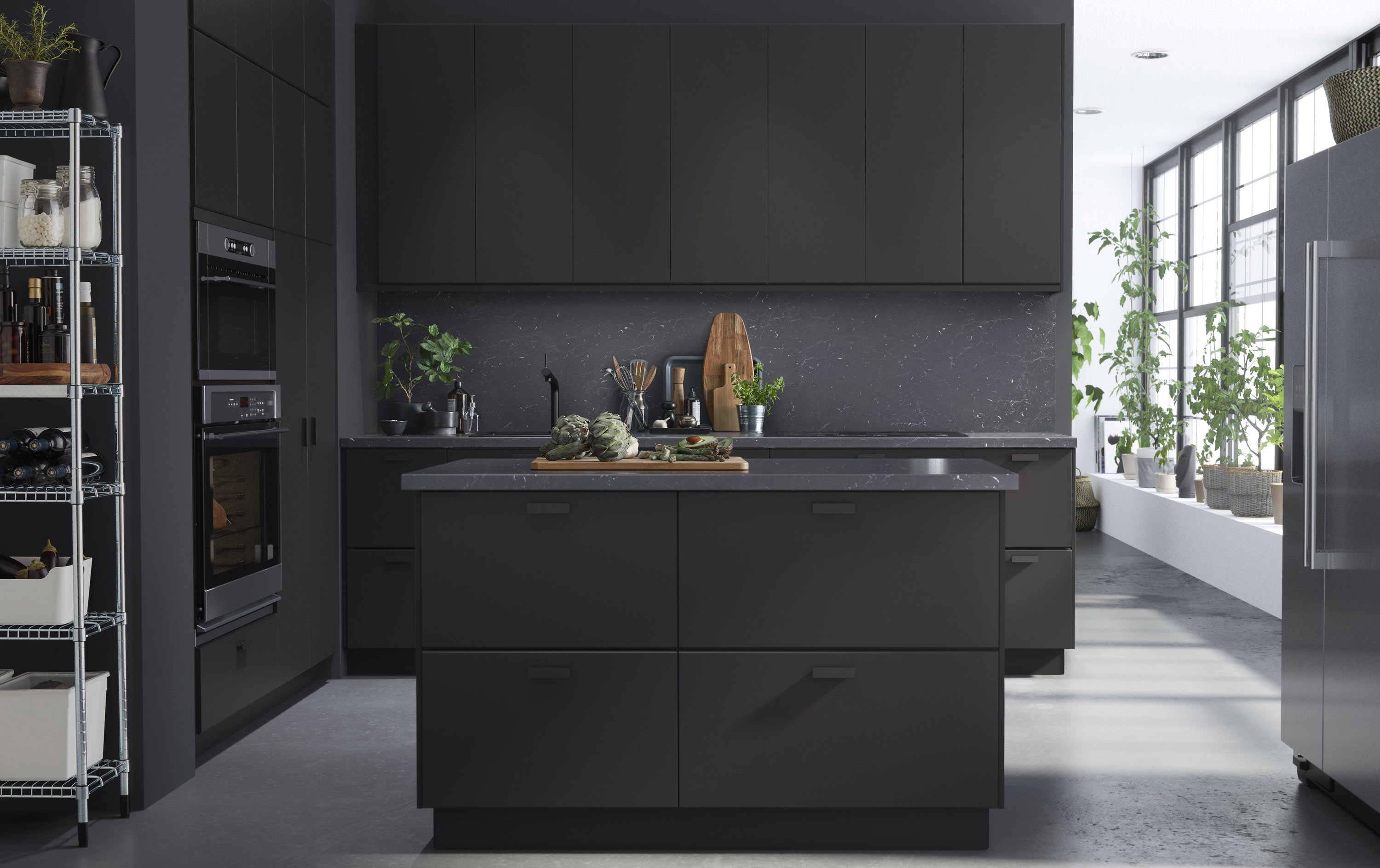 Mööbligigandi IKEA tellimusel disainis Rootsi disainibüroo Form Us With Love 100% taaskasutatud puidust ja plastpudelitest köögimööbli Kungsbacka. Olgugi et küsitavusi võib tekitada see, kui jätkusuutlik saab üleüldse olla ettevõte, mis tugineb madala hinna ja masstootmise ärimudelile ning soodustab masstarbimist, tuleb IKEAle sellegipoolest kiitust avaldada, kuna nad on teinud märkimisväärseid samme keskkonnasõbralikumate tootmisvalikute suunas. Foto: IKEA reklaampilt