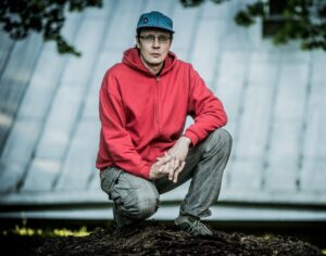 Maapiirkonna sädeinimesed: Linnasatelliit ääremaa orbiidil