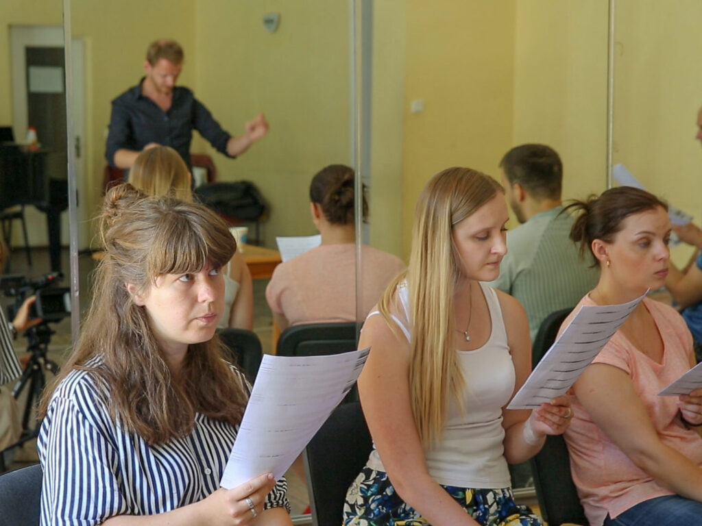 Eesti-Norra kunstnik Anne-Liis Kogan teeb Valga raudteejaamas performance’i