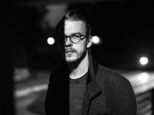 Sünged kujundid ja segased ajad. Intervjuu Kaur Kokaga