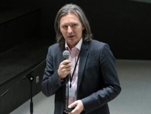 Mängides targaks, rikkaks ja vormi!