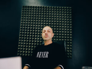 HIV ja diskrimineerimine k&auml;ivad k&auml;sik&auml;es