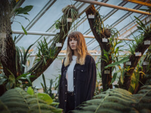 Laurel Halo esitleb Kauplus Aasias v&auml;rsket miksteipi