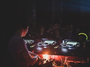 Miks nii vähe naisi? Muusikatööstuses on eelisseisus mehed