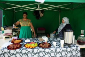 Ikka istuvad inimesed laua &uuml;mber, r&auml;&auml;givad juttu ja saavad tuttavaks