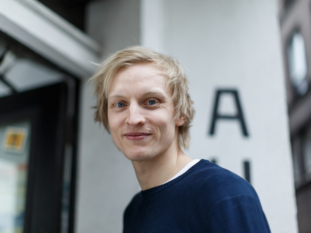 Üksildane aasta teatrimalevas. Intervjuu Paul Piigiga