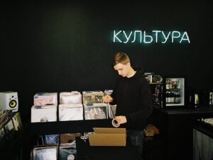 Peterburi vinüülipood Kultura Records teeb Kauplus Aasias showcase’i