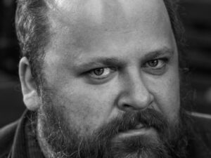 Orelipoiss annab kontserdi koduselt verandalt