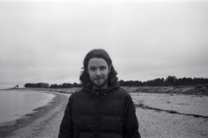 Eelkuulamine: Taavi-Peeter Liivi alternatiivpopi album „Absurd”