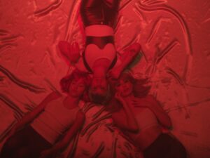 Vaata psühhedeelse elektropungi bändi PVC16 uut videot „The Man Dressed In PVC”