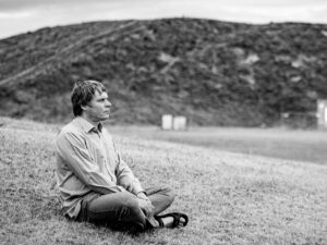 Tänapäeva askeet, kes ei ole loobunud millestki. Intervjuu Hasso Krulliga