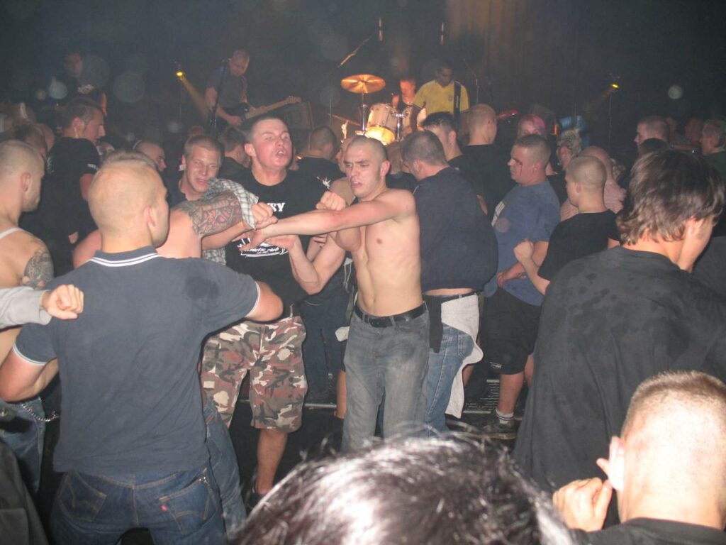 Maskuliinsuse rituaalid ehk skinnide ja punkide kontsert Halle klubis GiG. Foto: Aimar Ventsel