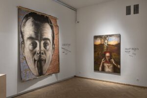 Arvustus: Falliliselt kõrguvate kaeladega kaelkirjakud ja rippuvad teekotid