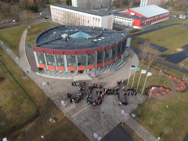 „Keel ei ole eesmärk, vaid tööriist”: mis toimub eesti keelega Ida-Virumaal ning miks mõni  seda õpib ja mõni mitte