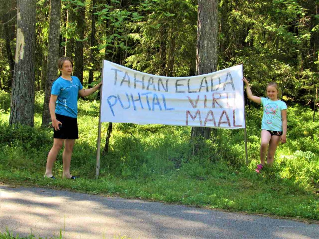 Möödunud aastal protestis hinnanguliselt 300 inimest Kiviõli Keemiatööstuse soovi vastu rajada põlevkivi uurimise eesmärgil Uljaste järve lähedusse puurauke. Vallavolikogu otsustaski geoloogiliste uuringute luba mitte väljastada. Foto: Kunnar Liira