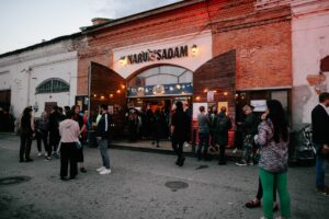 Inimesed tulevad ja l&auml;hevad, Ro-Ro j&auml;&auml;b