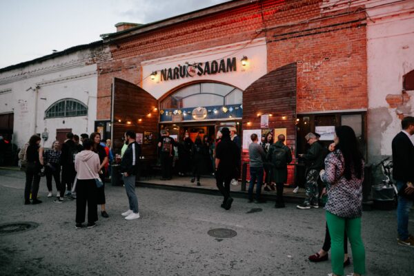 Inimesed tulevad ja l&auml;hevad, Ro-Ro j&auml;&auml;b