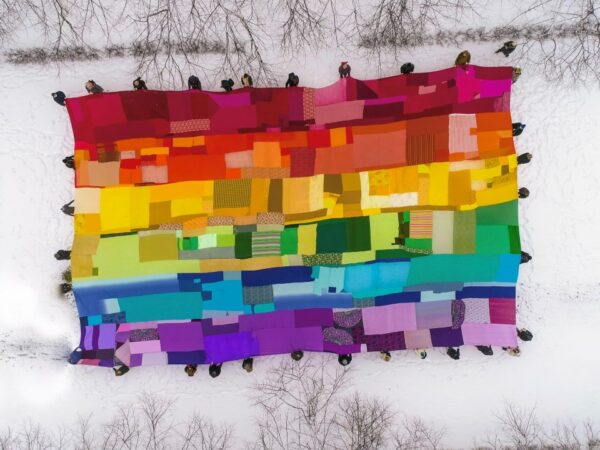 Galerii: Vikerkaarekanga lahtirullimine Teatri väljakul