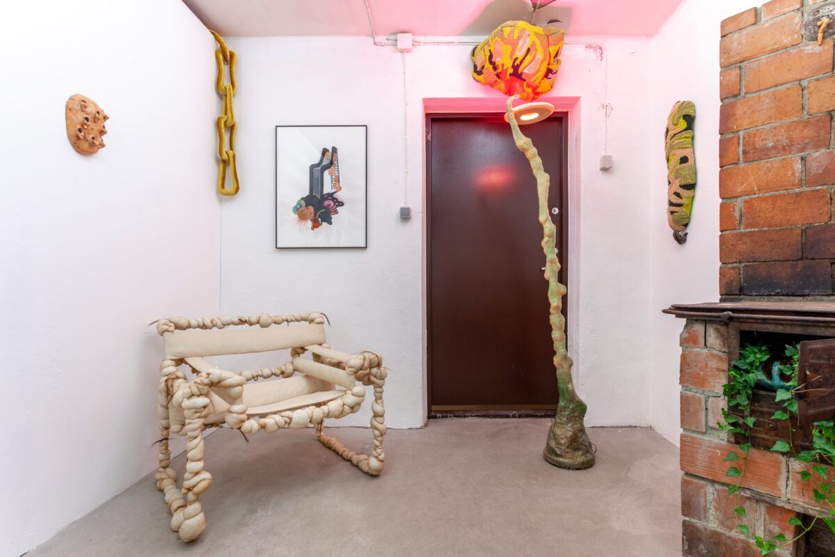 Arvustus: Kutse kõigile linnaruumis „aelejatele” ehk ajalise rännaku võimalusest näitusepinnal