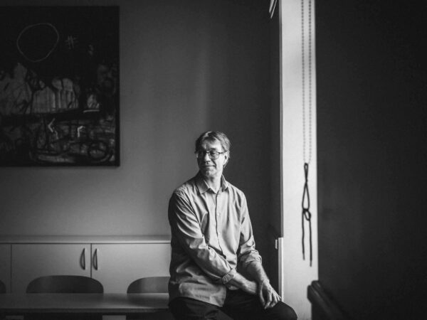 Transgressiivne kunstnik on teistmoodi inimt&uuml;&uuml;p. Intervjuu Janek Kraaviga