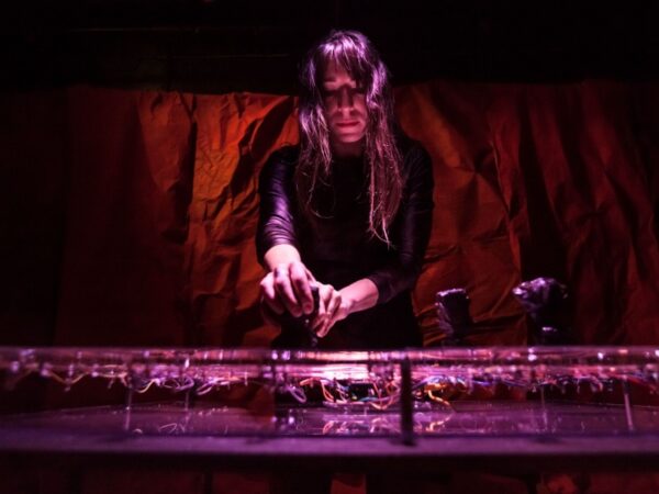 Kontaktmikrofon Apolloni l&uuml;&uuml;ral: m&auml;rkmeid helikunsti ja muusika vahelt