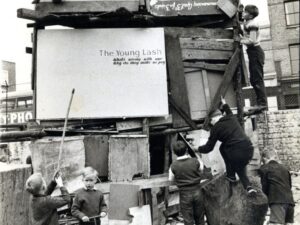 Tee noorte heaoluni mingu läbi kolahoovide