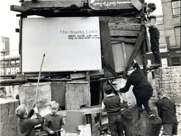 Tee noorte heaoluni mingu läbi kolahoovide