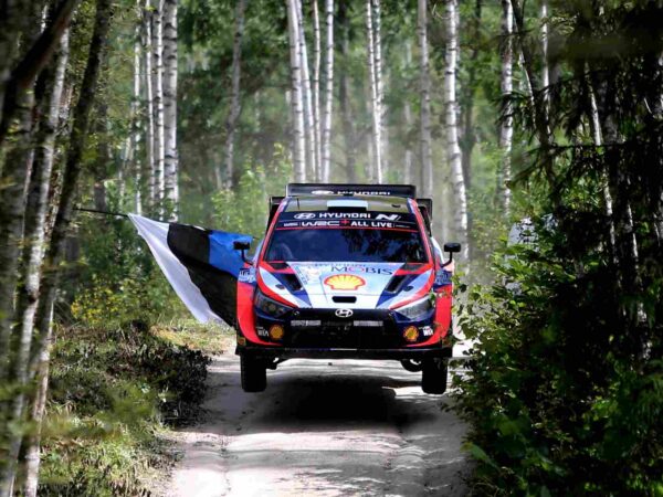 Pühad mootorid ehk Kuidas loodusrahvast sai rallirahvas