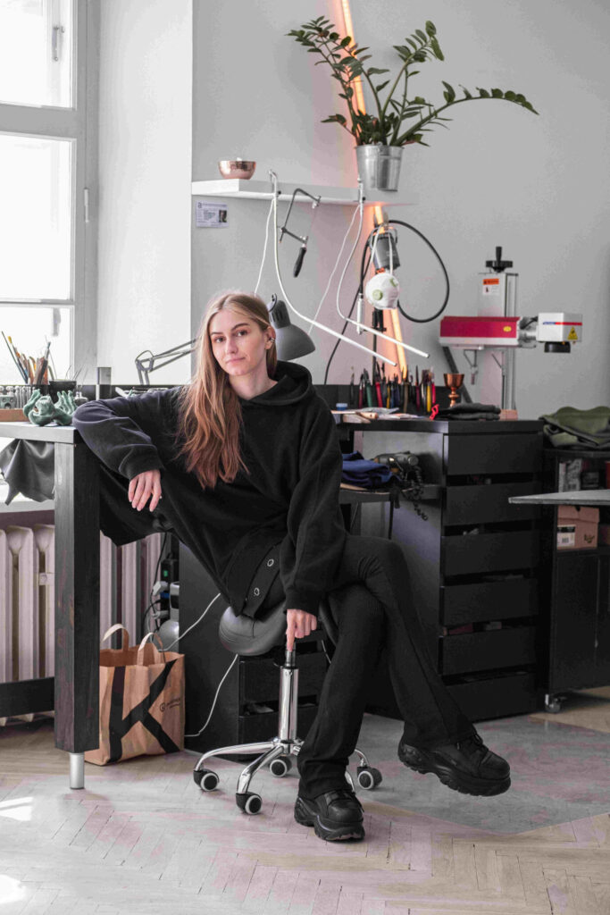 Stuudios: Kummitava tänava kunstnik Darja Popolitova