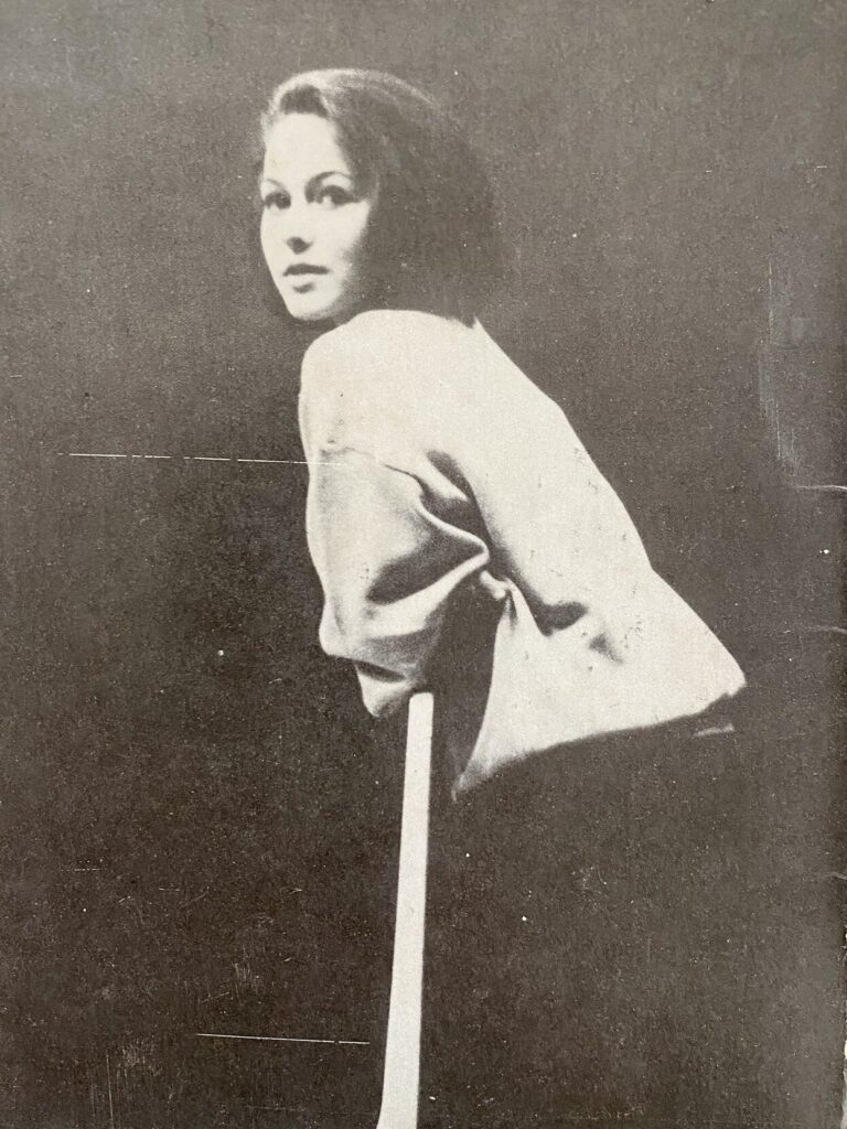 16-aastane Elo Viiding oma esimese raamatu Telg (Kassett 90) tagakaanel. Foto: Peeter Laurits