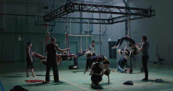 Arvustus: Tumeda paradiisi kaitseks