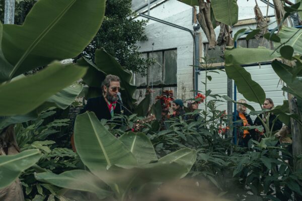 k&uuml;lm tuul ja soe vesi, pime ilm ja mure pind. Reportaaž kunstifestivalilt Sequences