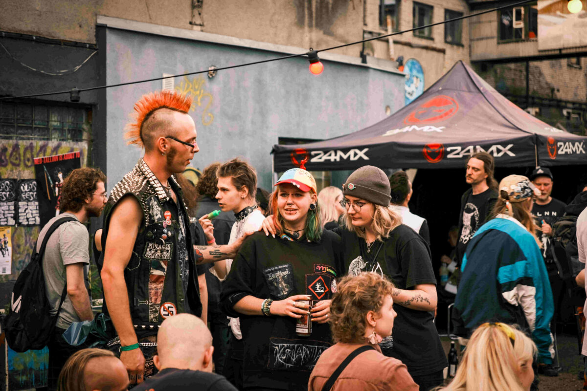 Punk elutseb nii internetis, keldris kui ka pargipingil