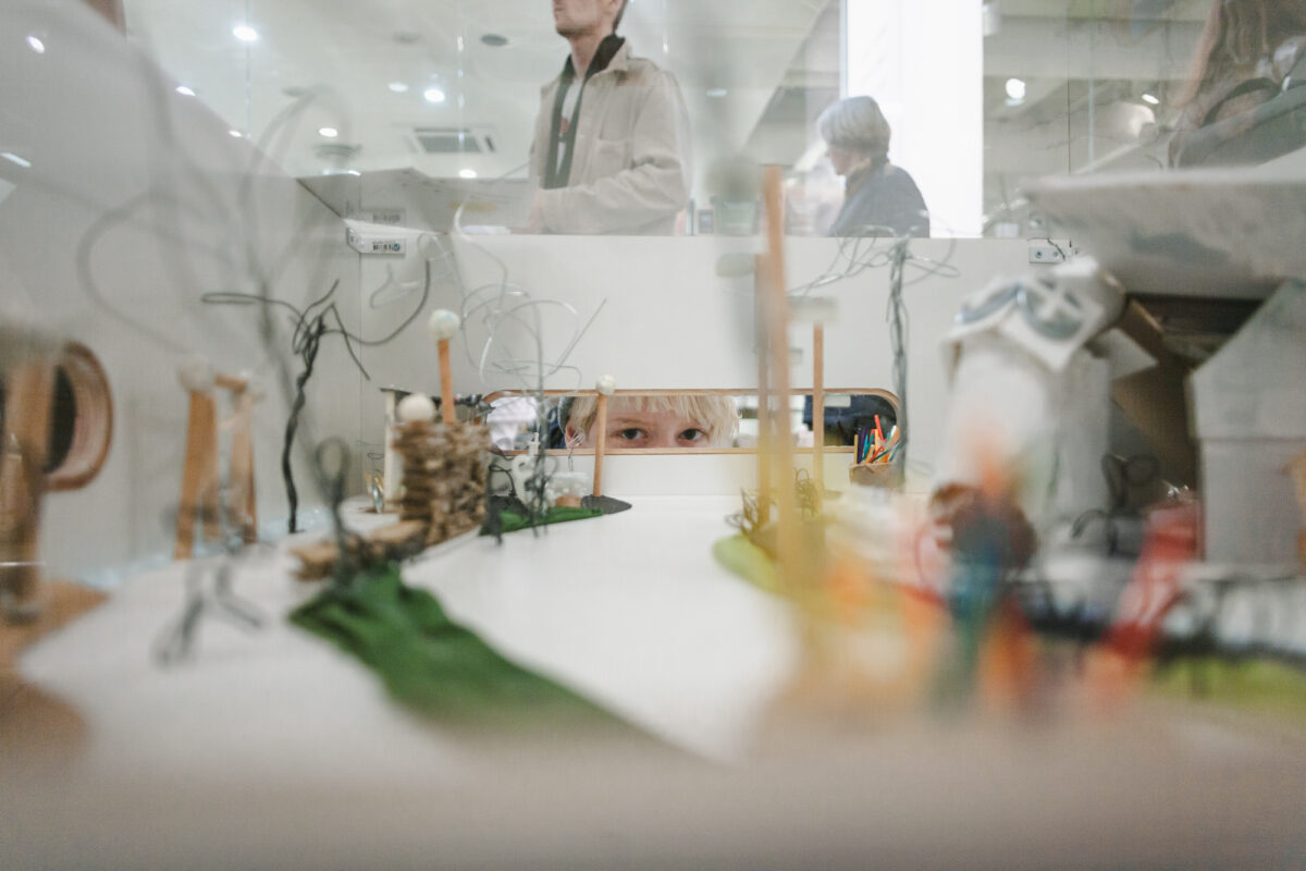 Arhitektuurikooli õpilased piiluvad tulevikku ja kutsuvad maketinäitusele