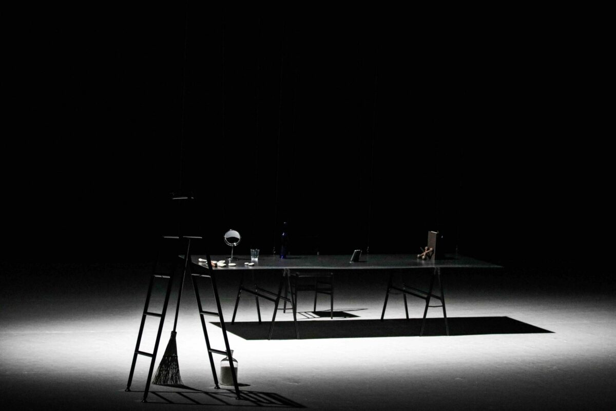 Visuaalne meisterlikkus ja poliitiline minimalism – legendaarne etenduskunstnik tuleb Tartusse