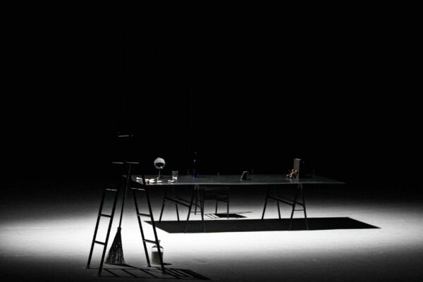 Visuaalne meisterlikkus ja poliitiline minimalism – legendaarne etenduskunstnik tuleb Tartusse