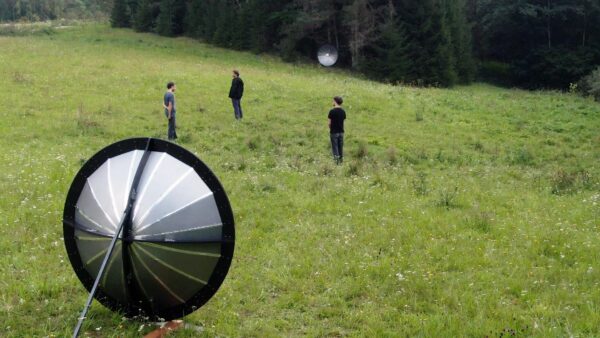 Metsik rännak tehnoloogilise kunsti juurde. Reportaaž vabaõhunäituselt „Metsikud bitid” 